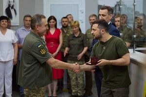 Президент Украины посетил больницу в Одессе и вручил награды медикам