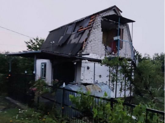 Окупанти «накрили» Апостолове на Дніпропетровщині касетними боєприпасами: багато будинків зруйновано, є жертви (фото, відео)