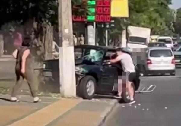 В Одессе мужчине стало плохо за рулем и он врезался в столб: пострадали три человека