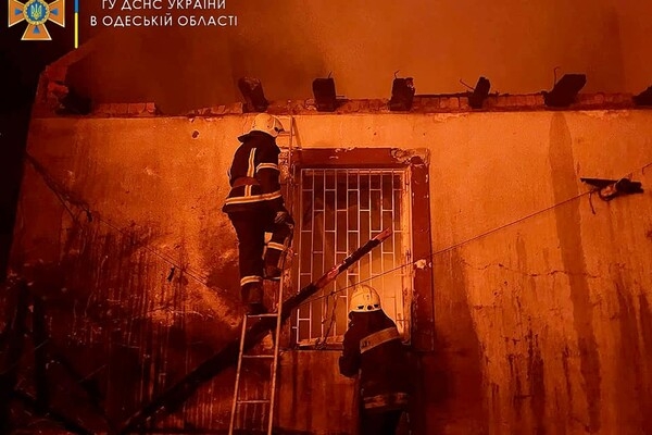 Одесские спасатели показали, как ликвидировали последствия ночного обстрела 