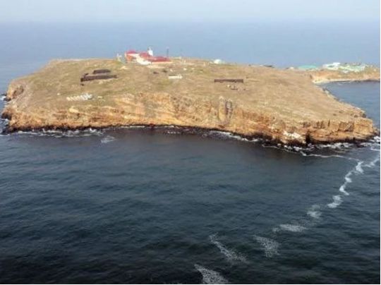 Військова операція на Зміїному завершена: на острові встановлено прапор України