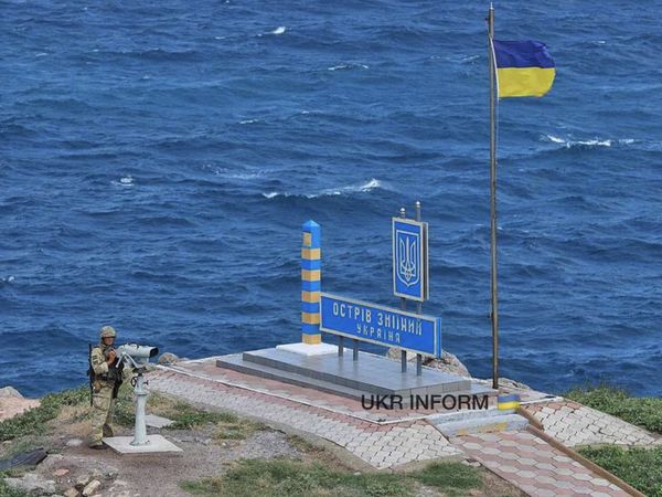 Військова операція на Зміїному завершена: на острові встановлено прапор України
