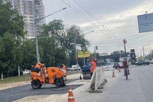 Не прошло и года: на Люстдорфской дороге зарывают ямы, которые разрыли еще в сентябре