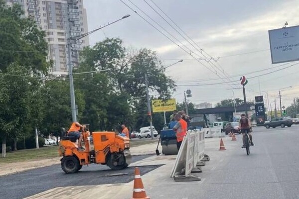 Не прошло и года: на Люстдорфской дороге зарывают ямы, которые разрыли еще в сентябре