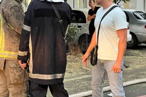 На улице Базарной в Одессе загорелся старый дом: есть погибший (фото, видео)