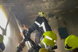 На улице Базарной в Одессе загорелся старый дом: есть погибший (фото, видео)