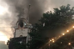 На улице Базарной в Одессе загорелся старый дом: есть погибший (фото, видео)