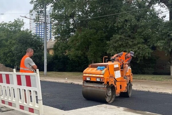 Не прошло и года: на Люстдорфской дороге зарывают ямы, которые разрыли еще в сентябре