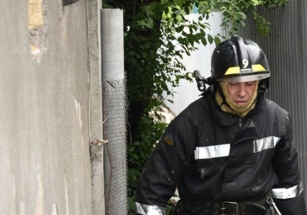 На Таирова мужчина выпал из окна шестого этажа и выжил 