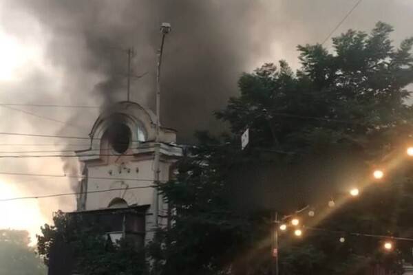 На улице Базарной в Одессе загорелся старый дом: есть погибший (фото, видео)
