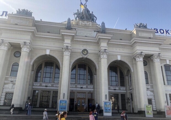 Со здания железнодорожного вокзала в Одессе все-таки уберут советскую символику