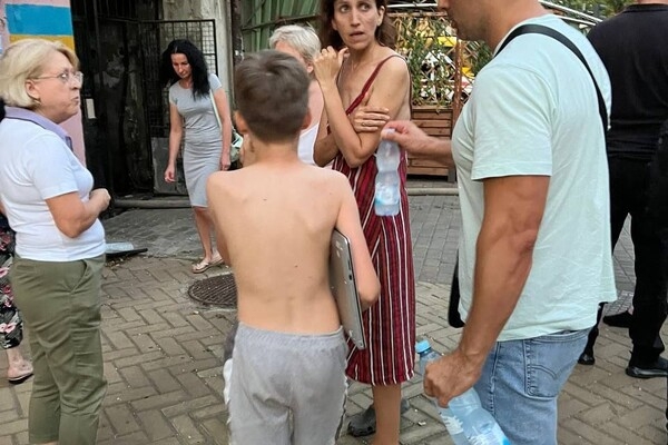 На улице Базарной в Одессе загорелся старый дом: есть погибший (фото, видео)