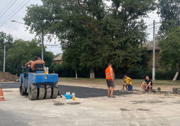Не прошло и года: на Люстдорфской дороге зарывают ямы, которые разрыли еще в сентябре