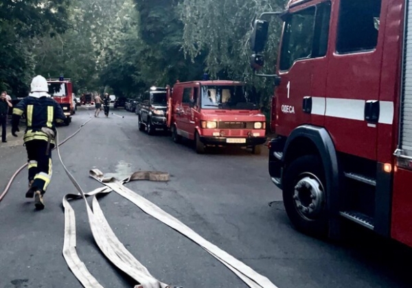 На улице Базарной в Одессе загорелся старый дом: есть погибший (фото, видео)