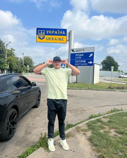 «Рідненька, ми сумували»: Усик з дружиною повернувся в Україну