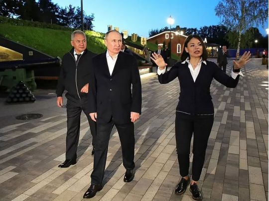 У путіна не працює права рука: відеофакт