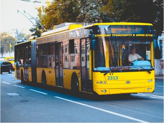 Життя людей набагато важливіше: у Києві наземний транспорт зупинятиметься на час повітряних тривог