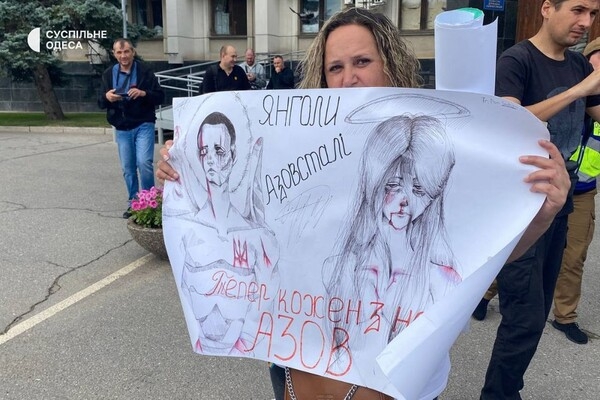 В Одессе под зданием ОВА прошел митинг в поддержку пленных защитников Мариуполя