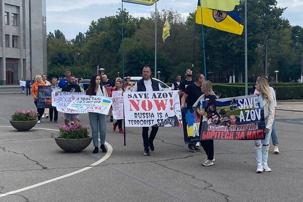 В Одессе под зданием ОВА прошел митинг в поддержку пленных защитников Мариуполя