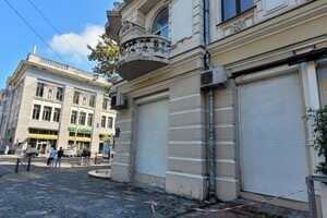 После недавней реставрации: в центре Одессы разрушается старинное здание (фотофакт)