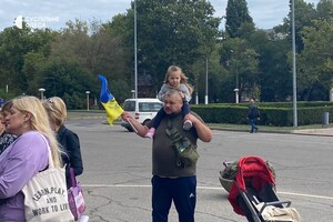 В Одессе под зданием ОВА прошел митинг в поддержку пленных защитников Мариуполя