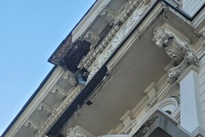 После недавней реставрации: в центре Одессы разрушается старинное здание (фотофакт)