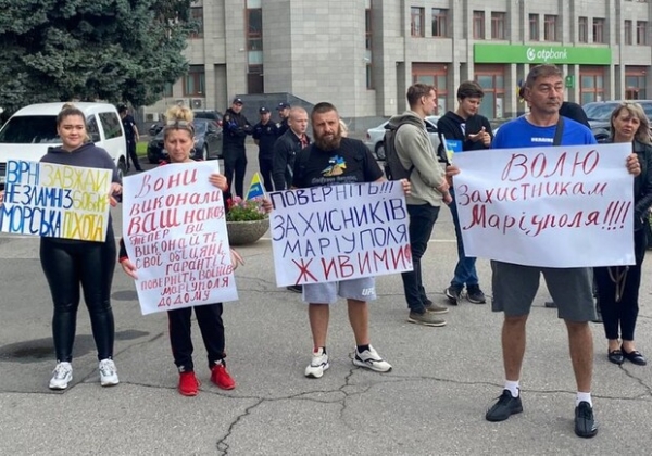 В Одессе под зданием ОВА прошел митинг в поддержку пленных защитников Мариуполя