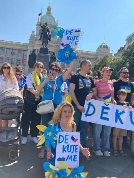 «Дякуємо!»: українські біженці провели ходу і подякували Чехії за притулок під час війни