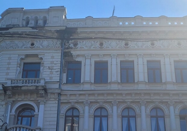 После недавней реставрации: в центре Одессы разрушается старинное здание (фотофакт)