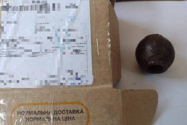Боевые топоры, кистени и кинжалы: одесские таможенники предотвратили отправку за границу старинного оружия 