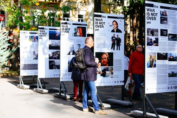 "Война еще не закончилась": в Одессе открыли фотовыставку, посвященную журналистам