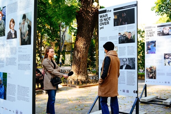 "Война еще не закончилась": в Одессе открыли фотовыставку, посвященную журналистам