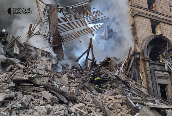 Російські терористи завдали ракетного удару по Запоріжжю: є загиблі, під завалами залишаються люди (відео)