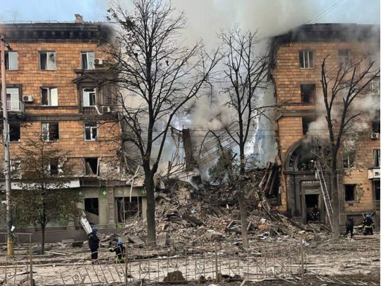Російські терористи завдали ракетного удару по Запоріжжю: є загиблі, під завалами залишаються люди (відео)