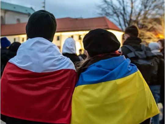 Українці можуть отримувати у Польщі по 700 та 600 злотих на місяць: що для цього потрібно