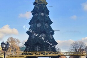 На Дерибасовской установили новогоднюю елку и праздничные фигуры 