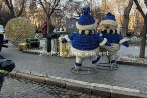 На Дерибасовской установили новогоднюю елку и праздничные фигуры 