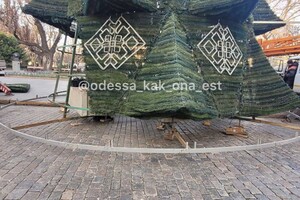 На Дерибасовской установили новогоднюю елку и праздничные фигуры 
