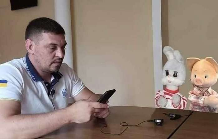 Ангеліна Вовк другий тиждень мандрує телеканалами, погрожуючи українцям Хрюшею та Степашкою