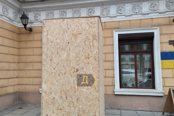 В Одессе "спрятали" памятник Пушкину