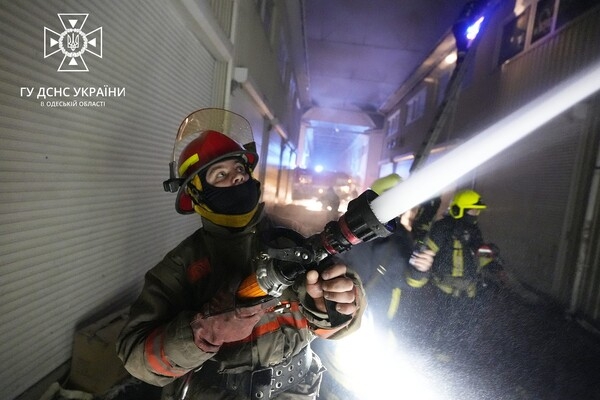 Пожар в торговых павильонах и смертельное ДТП: как прошли сутки у одесских спасателей