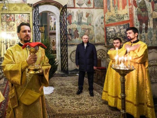 «Картинка, що облетіла весь світ, на якій самотня людина стоїть у порожньому соборі — квінтесенція путінізму», — Альфред Кох