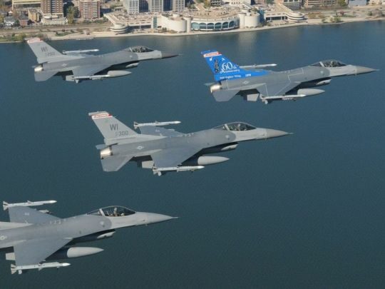 У США демократи й республіканці об’єдналися, щоб закликати Байдена відправити F-16 в Україну, — ЗМІ