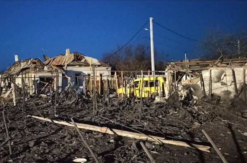 Загинула жінка, є поранені: у мережі показали наслідки нічного ракетного удару по Павлограду (фото)