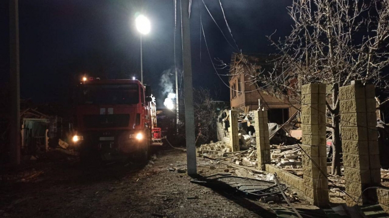 Загинула жінка, є поранені: у мережі показали наслідки нічного ракетного удару по Павлограду (фото)