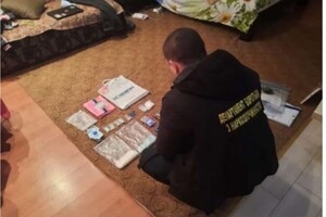 Пыталась сбыть почти килограмм психотропов: в Одессе задержали девушку-наркодилера 