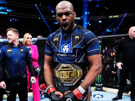 Легендарний боєць тріумфально повернувся до UFC і завоював титул у важкій вазі (відео)