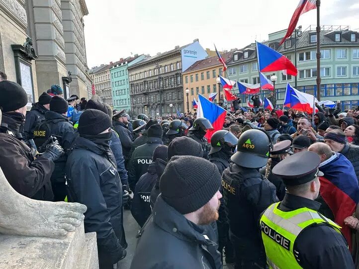 Намагалися розправитися з прапором України: на проросійській акції в Празі затримано майже два десятки людей