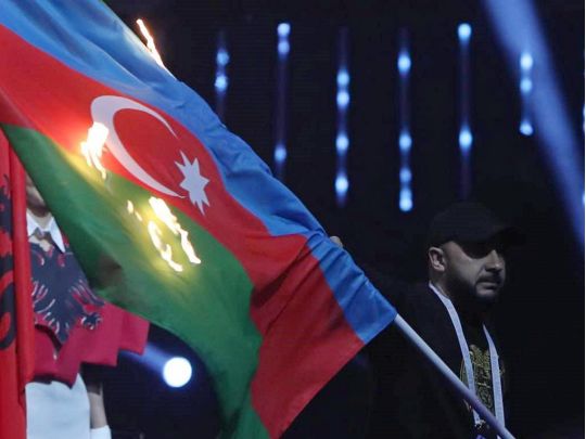 Проросійські вірмени, що підтримують агресію проти України, спалили прапор Азербайджану