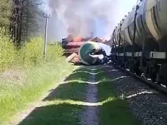На Брянщині невідомі диверсанти пустили під укіс поїзд із нафтопродуктами для російських окупаційних військ (відео)